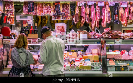 Malaga, Spanien - 05 Mai, 2018. Kunden an der Spanische Spezialitäten fom Ataranzanas Central Market, Malaga, Spanien Stockfoto