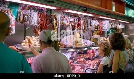 Malaga, Spanien - August 04, 2018. Spanische Schinken oder Jamon Iberico und andere spanische Spezialitäten auf dem Markt der Ataranzanas Central Market, Malag Stockfoto