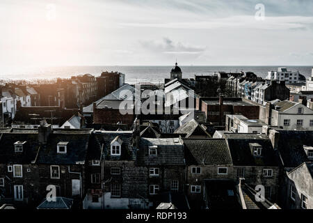 Blick über die Dächer in Richtung Meer in Worthing, West Sussex Stockfoto