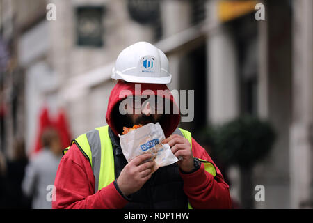 Bauherren essen Greggs essen entlang Stockfoto