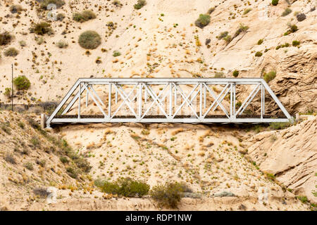 Eine Brücke auf dem stillgelegten Bahnhof Transandine wird von Sand und Kies aus der Hang ausgehöhlt wird verschluckt. Dieser Abschnitt ist in Argentinien. Stockfoto