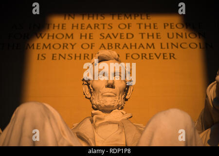 WASHINGTON DC, USA – die Lincoln Memorial Statue, die sich im Lincoln Memorial in Washington, DC, USA, befindet, ist ein bemerkenswertes Kunstwerk und ein wichtiges Symbol der amerikanischen Geschichte. Diese berühmte Marmorstatue wurde vom berühmten Bildhauer Daniel Chester French entworfen und repräsentiert Abraham Lincoln, den 16. Präsidenten der Vereinigten Staaten, der während der turbulenten Zeit des Bürgerkriegs eine entscheidende Rolle beim Erhalt der Nation spielte. Stockfoto