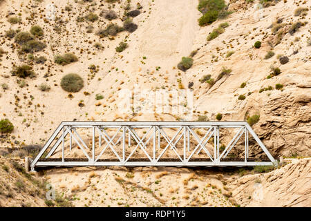 Eine Brücke auf dem stillgelegten Bahnhof Transandine wird von Sand und Kies aus der Hang ausgehöhlt wird verschluckt. Dieser Abschnitt ist in Argentinien. Stockfoto