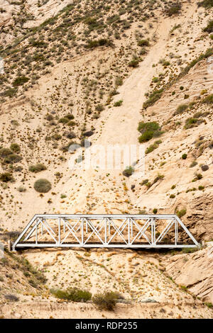 Eine Brücke auf dem stillgelegten Bahnhof Transandine wird von Sand und Kies aus der Hang ausgehöhlt wird verschluckt. Dieser Abschnitt ist in Argentinien. Stockfoto