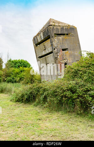 Gekippt original alten deutschen Bunker aus dem Zweiten Weltkrieg La Tour Penchee (den Schiefen Turm) in Oye Plage, Nord-Pas-de-Calais, Frankreich. Stockfoto