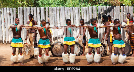 Traditionelle Swasidörfer tanzen Anzeige durch die Truppe an der Mantenga Cultural Village, Ezulwini Tal, eSwatini früher als Swasiland bekannt Stockfoto