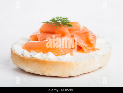 Frische, gesunde Sandwich Bagel mit Lachs, Ricotta und Dill auf leichte Küche Tisch Hintergrund. Stockfoto