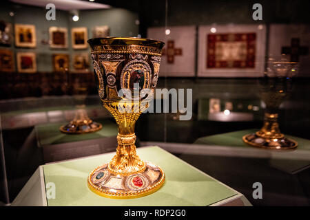 Russian Chalice Hillwood Estate Washington DC | WASHINGTON D.C., Vereinigte Staaten – Ein russischer Kelch aus Gold und Diamanten aus dem Jahr 1791 steht in der Sacred Arts Gallery im Hillwood Estate, Museum & Gardens. Katharina die große beauftragte das Werk des Juweliers Iver Winfeldt Buch und überreichte es dem Alexander-Newski-Kloster in St. Petersburg zum Gedenken an Grigori Potemkin; es zählt heute zu den besten Objekten in der Sammlung russischer Sakralkunst von Marjorie Merriweather Post. Stockfoto