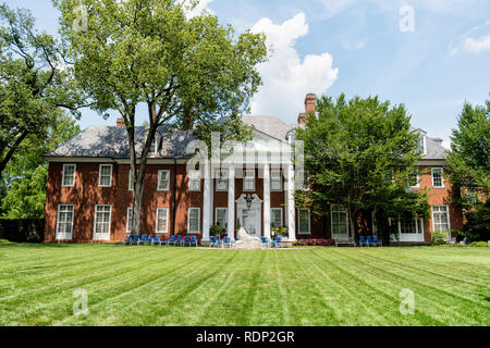 WASHINGTON, DC - hillwood Immobilien und Museum in Washington DC ist die ehemalige Residenz der Geschäftsfrau, socialite, Philanthrop, und Sammler Marjorie Merriweather Post, hillwood ist für Gehäuse bekannt und Anzeigen der Post große Sammlung von Kunstgewerbe, mit besonderen Stärken in den Sammlungen aus dem Hause Romanow, einschließlich fabergé Eier. Weitere Höhepunkte sind 18. und 19. Jahrhundert französische Kunst und eine der schönsten Orchidee Sammlungen des Landes. Stockfoto