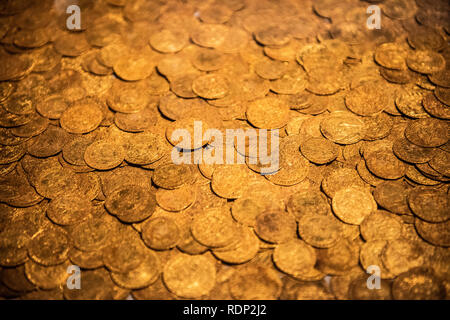 Fishpool Horde Gold Coins British Museum London // LONDON, UK — der Fishpool Hord, ausgestellt im British Museum, stellt die größte Sammlung mittelalterlicher Goldmünzen dar, die jemals in Großbritannien entdeckt wurde. Der bemerkenswerte Schatz wurde im Dorf Fishpool in Nottinghamshire ausgegraben und besteht aus 1.237 Goldmünzen und verschiedenen Schmuckstücken aus dem 15. Jahrhundert. Das 1753 gegründete British Museum beherbergt diesen bedeutenden archäologischen Fund unter seiner umfangreichen Sammlung von Weltkunst und Artefakten. Das Museum gilt weithin als eines der umfassendsten kulturinstitute der Welt Stockfoto