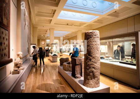 LONDON, Großbritannien - die Weston Gallery über das römische Großbritannien im British Museum. Auf der rechten Seite steht ein großer Meilenstein aus Llanfairfechan, Gwynedd, der auf 120-21 v. Chr. datiert ist. Es enthält eine Inschrift, die beschreibt, dass es 8 Meilen von der römischen Festung von Caergun (Kanovium) entfernt steht. Das British Museum in London ist eines der größten und umfassendsten Museen der Welt. Es ist der Geschichte, Kunst und Kultur der Menschheit gewidmet und wurde 1753 gegründet. Das British Museum in London beherbergt eine riesige Sammlung von Kunst und Artefakten der Welt, die die Geschichte, Kultur und Zivilisationen der Menschen aus der Gegend widerspiegeln Stockfoto