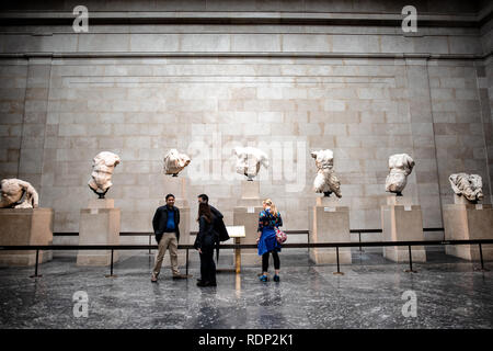 LONDON, UK - Die Elgin Marbles oder Parthenon Skulpturen, sind eine Sammlung von klassischen griechischen Marmor Skulpturen unter der Aufsicht der Architekten und Bildhauer Phidias. Sie waren ursprünglich Teil der Tempel des Parthenon und andere Gebäude auf der Akropolis von Athen, und ihre Präsenz im Britischen Museum im Angesicht von Griechenlands Zugriffe auf ihre Rückkehr zu internationalen Kontroverse geführt. Das British Museum in London, ist einer der größten und umfangreichsten Museen der Welt. Es ist, die Geschichte, Kunst und Kultur, und wurde 1753 gegründet Stockfoto