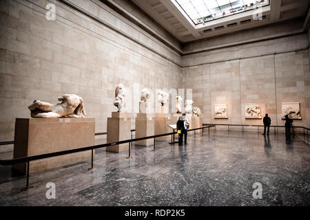 LONDON, UK - Die Elgin Marbles oder Parthenon Skulpturen, sind eine Sammlung von klassischen griechischen Marmor Skulpturen unter der Aufsicht der Architekten und Bildhauer Phidias. Sie waren ursprünglich Teil der Tempel des Parthenon und andere Gebäude auf der Akropolis von Athen, und ihre Präsenz im Britischen Museum im Angesicht von Griechenlands Zugriffe auf ihre Rückkehr zu internationalen Kontroverse geführt. Das British Museum in London, ist einer der größten und umfangreichsten Museen der Welt. Es ist, die Geschichte, Kunst und Kultur, und wurde 1753 gegründet Stockfoto