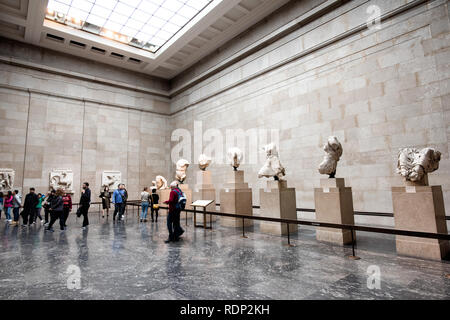 LONDON, UK - Die Elgin Marbles oder Parthenon Skulpturen, sind eine Sammlung von klassischen griechischen Marmor Skulpturen unter der Aufsicht der Architekten und Bildhauer Phidias. Sie waren ursprünglich Teil der Tempel des Parthenon und andere Gebäude auf der Akropolis von Athen, und ihre Präsenz im Britischen Museum im Angesicht von Griechenlands Zugriffe auf ihre Rückkehr zu internationalen Kontroverse geführt. Das British Museum in London, ist einer der größten und umfangreichsten Museen der Welt. Es ist, die Geschichte, Kunst und Kultur, und wurde 1753 gegründet Stockfoto