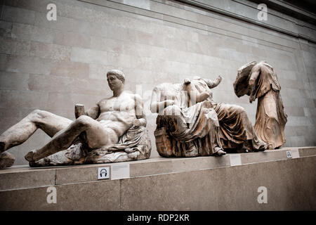 LONDON, UK - Die Elgin Marbles oder Parthenon Skulpturen, sind eine Sammlung von klassischen griechischen Marmor Skulpturen unter der Aufsicht der Architekten und Bildhauer Phidias. Sie waren ursprünglich Teil der Tempel des Parthenon und andere Gebäude auf der Akropolis von Athen, und ihre Präsenz im Britischen Museum im Angesicht von Griechenlands Zugriffe auf ihre Rückkehr zu internationalen Kontroverse geführt. Das British Museum in London, ist einer der größten und umfangreichsten Museen der Welt. Es ist, die Geschichte, Kunst und Kultur, und wurde 1753 gegründet Stockfoto