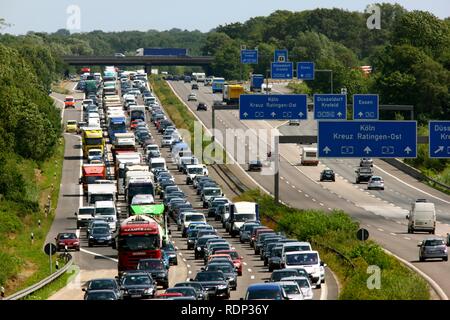 Stau auf der Autobahn A3, Breitscheider Kreuz in Richtung Oberhausen, Ratingen, Nordrhein-Westfalen Stockfoto