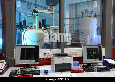 NMR Nuclear magnetic resonance Spektroskop für die Erkennung von Proteinen Strukturen auf atomarer Ebene, Kontrolle und Bewertung Stockfoto