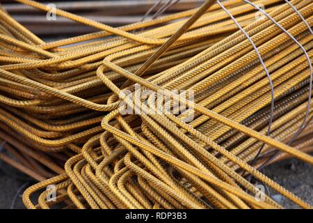 Rostige Bewehrungsstahl auf einer Baustelle Stockfoto