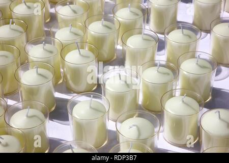 Viele weiße Kerzen Stockfoto