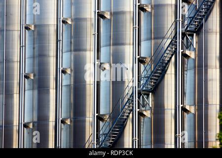 Steile Treppen bis Edelstahl Tanks, chemische Industrie, Lagertanks für chemische Produkte. Stockfoto