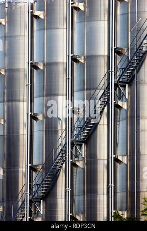 Steile Treppen bis Edelstahl Tanks, chemische Industrie, Lagertanks für chemische Produkte. Stockfoto