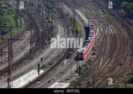 S-Bahn auf der Strecke, die Eisenbahn, das Netz neben dem Hauptbahnhof Essen, Essen, Nordrhein-Westfalen Stockfoto