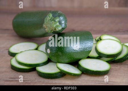Frisch geschnittenen Zucchini auf einer hölzernen Hintergrund isoliert. Stockfoto
