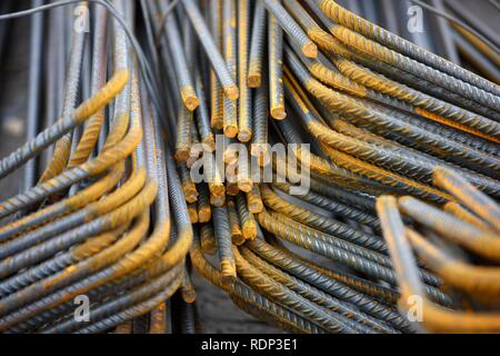 Rostige Bewehrungsstahl auf einer Baustelle Stockfoto