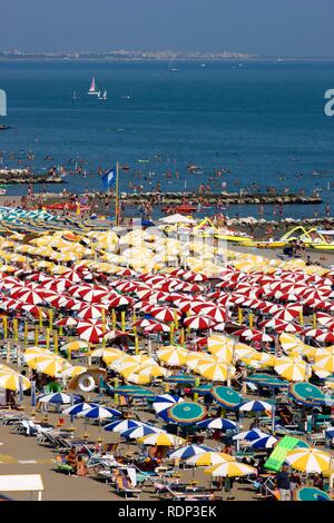 Sonnenschirme und Liegestühle, Massentourismus am Strand von Caorle, Adria, Italien, Europa Stockfoto