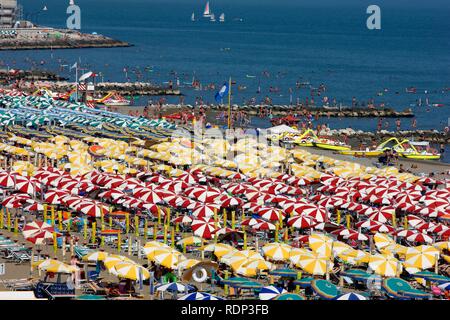 Sonnenschirme und Liegestühle, Massentourismus am Strand von Caorle, Adria, Italien, Europa Stockfoto