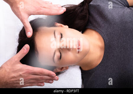 Nahaufnahme eines Therapeuten Hand, Reiki Behandlung zu Frau in Spa Stockfoto