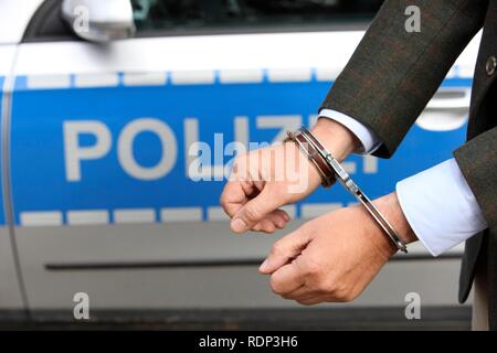 Mann in Anzug und in Handschellen Stockfoto