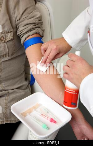 Die medizinische Praxis, Blutproben für Tests im Labor, Patienten mit medizinischer Techniker, Desinfektion Stockfoto