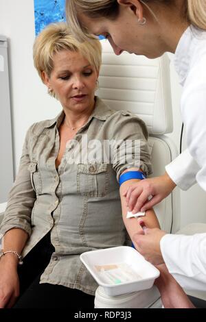 Die medizinische Praxis, Blutproben für Tests im Labor, Patienten mit medizinischer Techniker Stockfoto