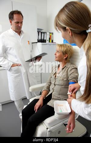Die medizinische Praxis, Blutproben für Tests im Labor, Patienten mit medizinischer Techniker Stockfoto