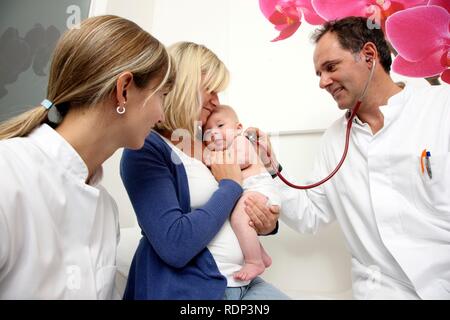 Arztpraxis, Mutter und Kind beim Kinderarzt, ärztliche Untersuchung eines Kindes, vorbeugende ärztliche Untersuchung, Stockfoto