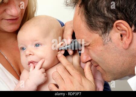 Arztpraxis, Mutter und Kind beim Kinderarzt, ärztliche Untersuchung eines Kindes, vorbeugende ärztliche Untersuchung Stockfoto