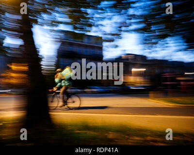 PARIS, Frankreich, 15.Oktober 207: Defokussierten blur Motion von Deliveroo biker schnell Radfahren in der Dämmerung auf Zeit das Essen an den Client in der Stadt zu liefern - Essen Stockfoto