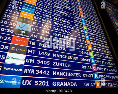 PALMA DE MALLORCA, SPANIEN - 8. Mai 2018: Blick von Unten Der große Details eines typischen Flughafen Information Board mit mehrere Fluggesellschaften und Städte stunden Gates und Abzeichen für die Boarding Gate Stockfoto