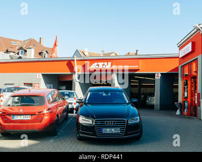 FRANKFURT, Deutschland - 17.April 2018: Audi und Peugeot Auto vor der Auto-Teile-Unger Auto Service Stockfoto