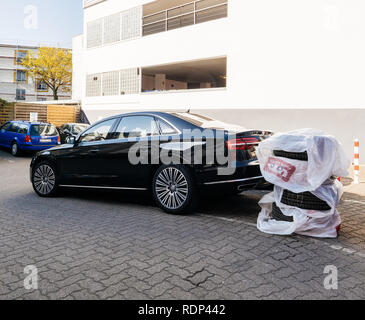 FRANKFURT, Deutschland - Apr 17, 2018: Luxus AUDI Limousine mit Winter Sommer reifen Räder neben der Leitung am Auto Service Center in Deutschland Stockfoto