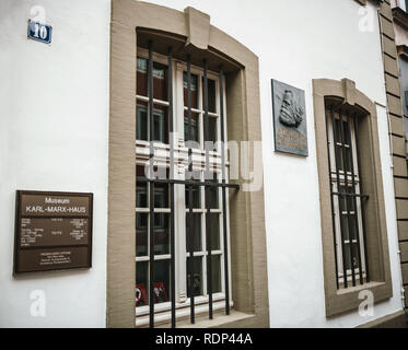 TRIER, Deutschland - Dec 21, 2015: Seitenansicht der Gedenktafel an der Fassade des Hauses waren Karl Marx, deutscher Philosoph, Ökonom, Soziologe, Journalist und revolutionär-sozialistischen geboren wurde Stockfoto