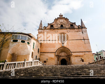 Sant Miquel Kirche Fassade im Zentrum von Felanitx auf einem sonnigen warmen Tag mit bewegenden Treppen und großen gelben Fassade aus Stein Stockfoto