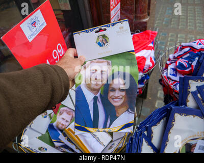 LONDON, GROSSBRITANNIEN, 18. MAI 2018: Souvenirläden verkaufen Erinnerungsstücke königliche Hochzeit Feier 19. Mai auf Schloss Windsor Meghan Markel Prinz Harry zu nehmen Stockfoto