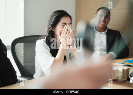 Teamwork mit jungen asiatischen Geschäftsfrau und schwarzer Geschäftsmann Stockfoto