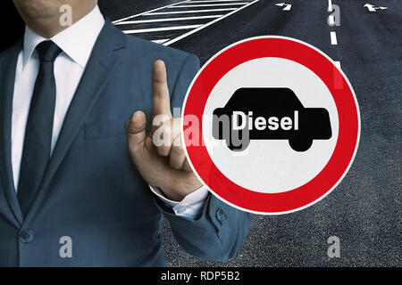 Diesel Fahrverbot Konzept von Geschäftsmann gezeigt. Stockfoto