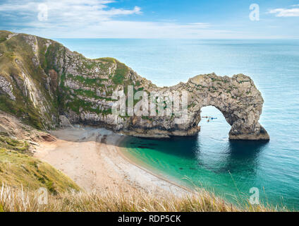 Die leeren Kiesstrand an Durdle Door und drei Kanus unter arch. Reisen Attraktion auf South England, Dorset. Stockfoto