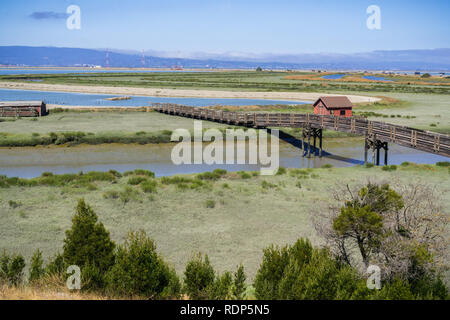 Holzsteg und Picknick Tierheim, Don Edwards Wildlife Refuge, Fremont, San Francisco Bay Area, Kalifornien Stockfoto