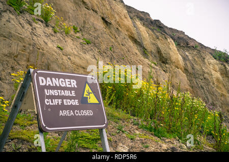 "Zorn, instabile Klippe" Schild an der Pazifik Küste, Kalifornien Stockfoto