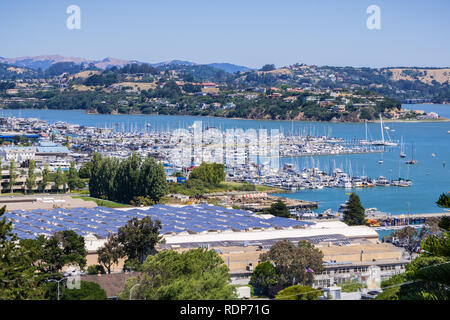 Blick auf die Bucht und die Marina von den Hügeln von Sausalito; Sonnenkollektoren auf dem Dach eines Gebäudes installiert, San Francisco Bay Area, Kalifornien Stockfoto